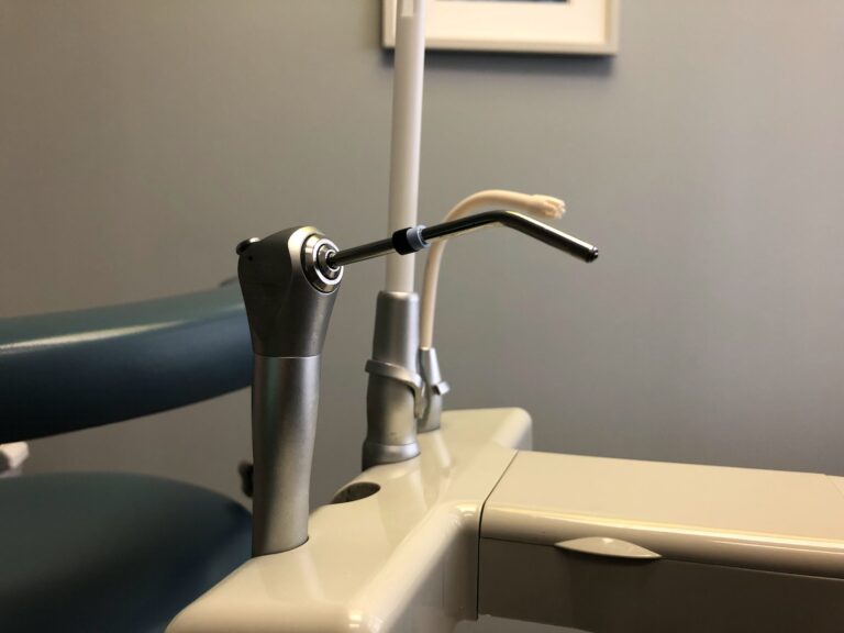 Symptoms, Causes and Treatment of Root Canal Infection